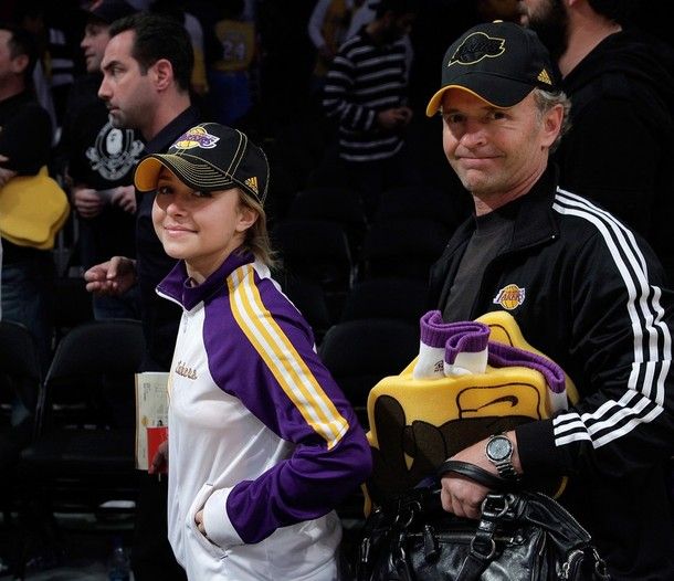 99565_Hayden_Panettiere_Lakers_3_122_209lo.jpg