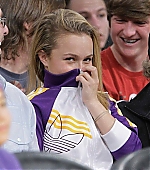 99554_Hayden_Panettiere_Lakers_2_122_701lo.jpg