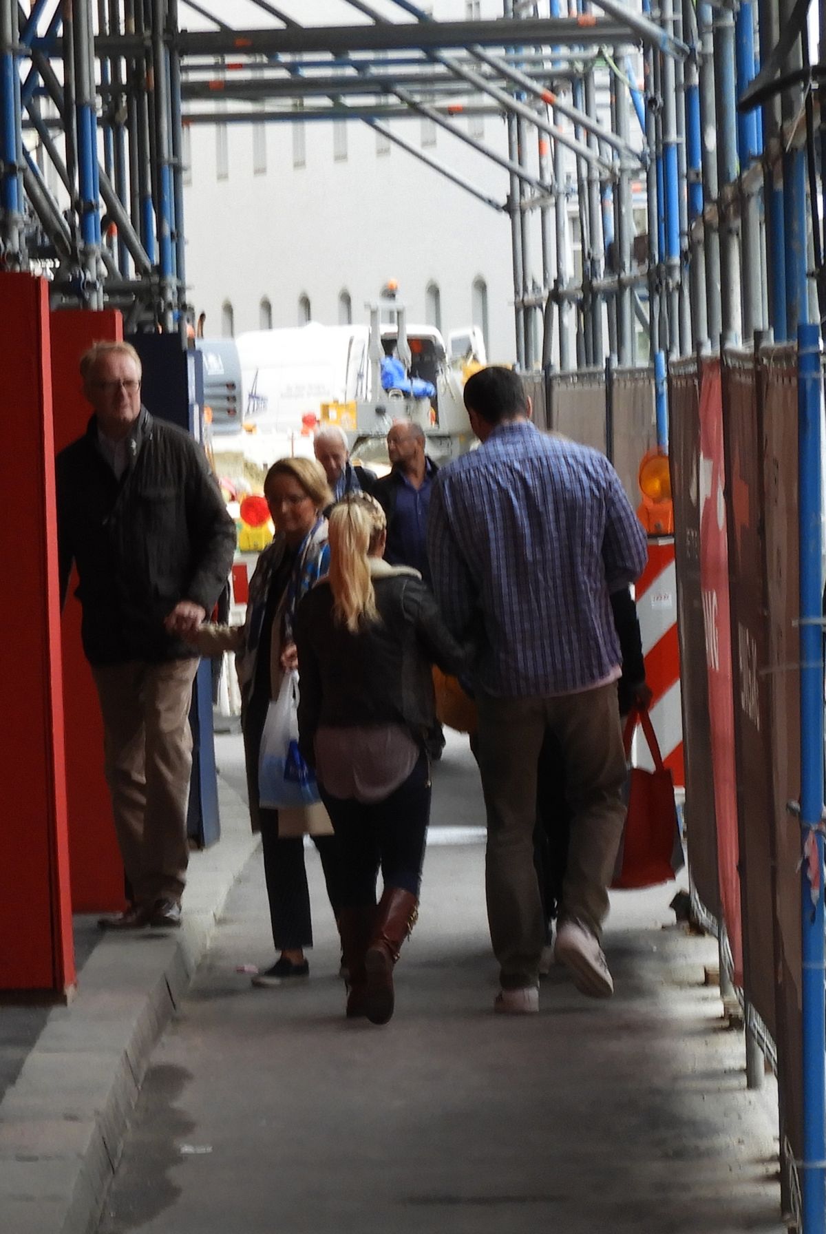 hayden-panettiere-out-in-munich-germany-_4.jpg