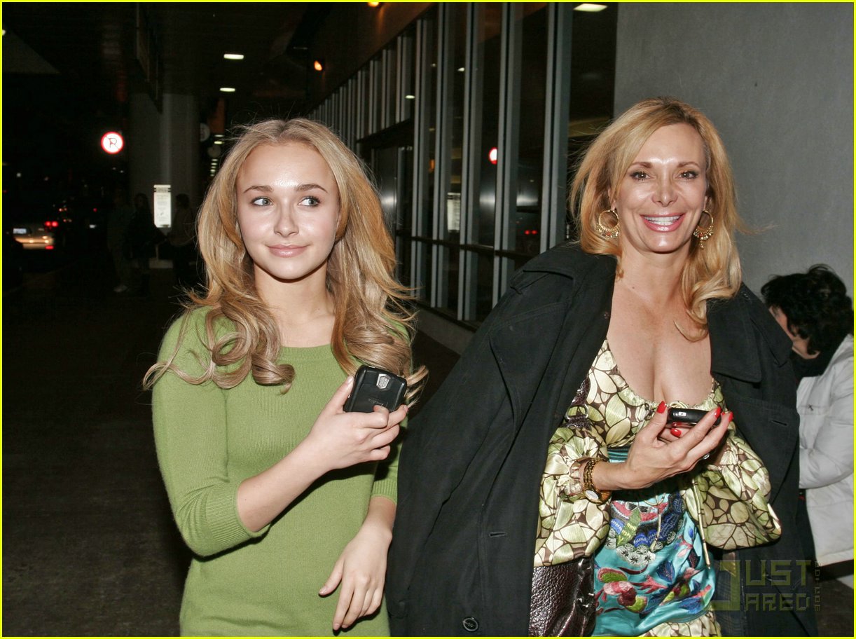 76538_Hayden_Panettiere_491_122_203lo.jpg