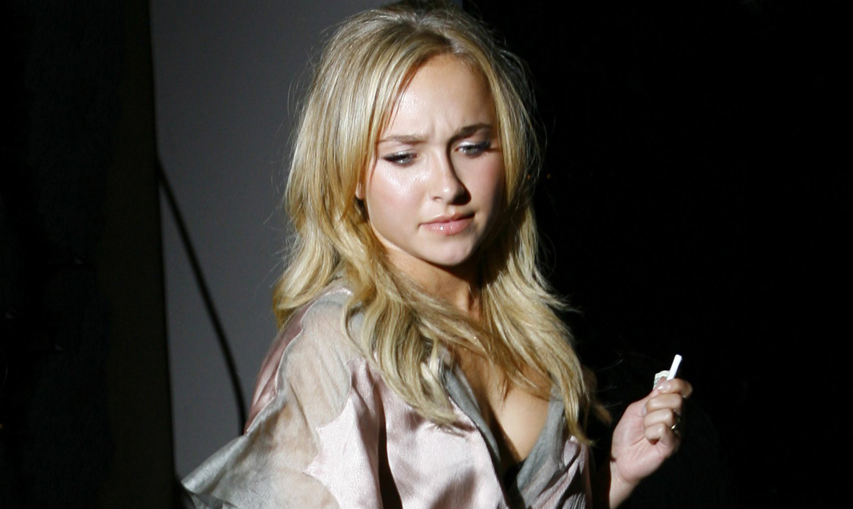 Hayden-Panettiere-Holding-A-Cigrate.jpg