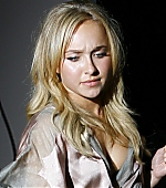 Hayden-Panettiere-Holding-A-Cigrate.jpg