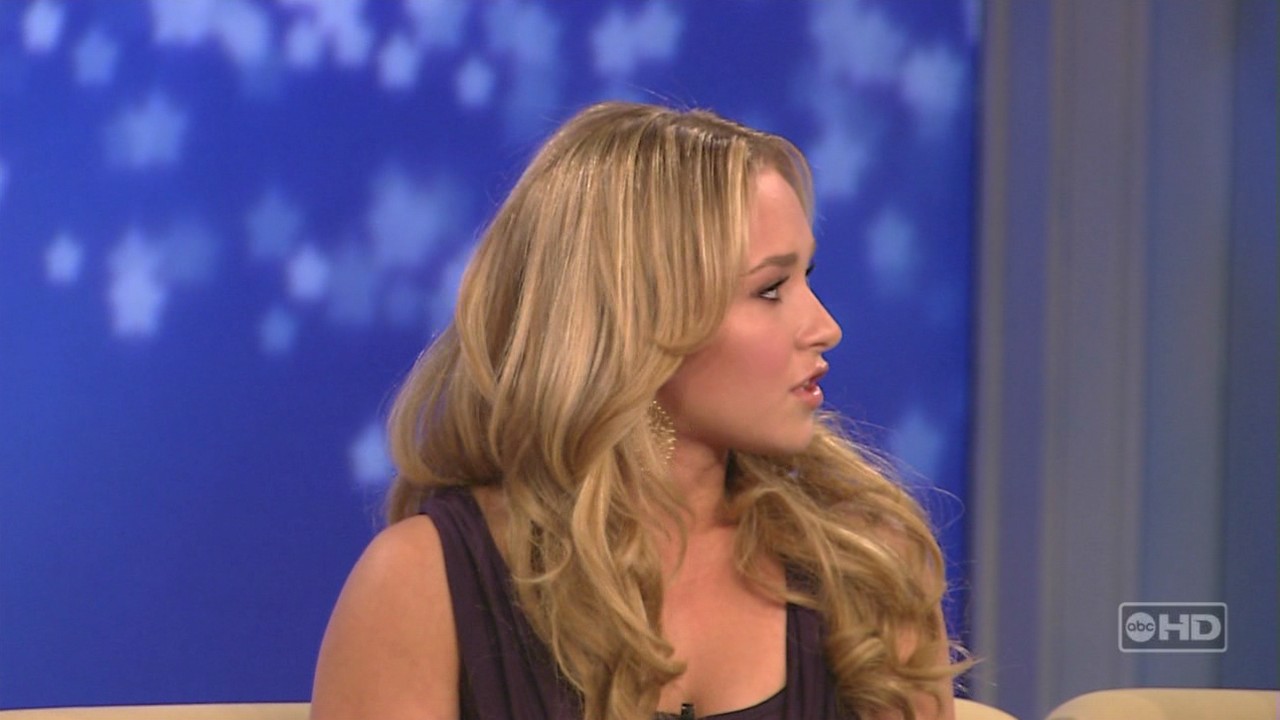 HaydenPanettiere_TheView_2007-05-08_HDTV_051.jpg