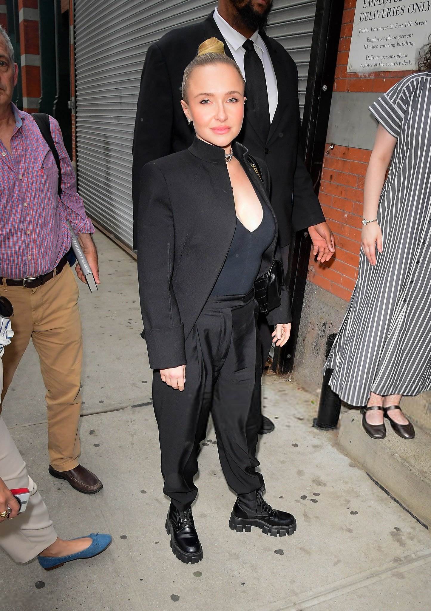 haydenpanettieresource_arrivingbooksigning_281629.jpg