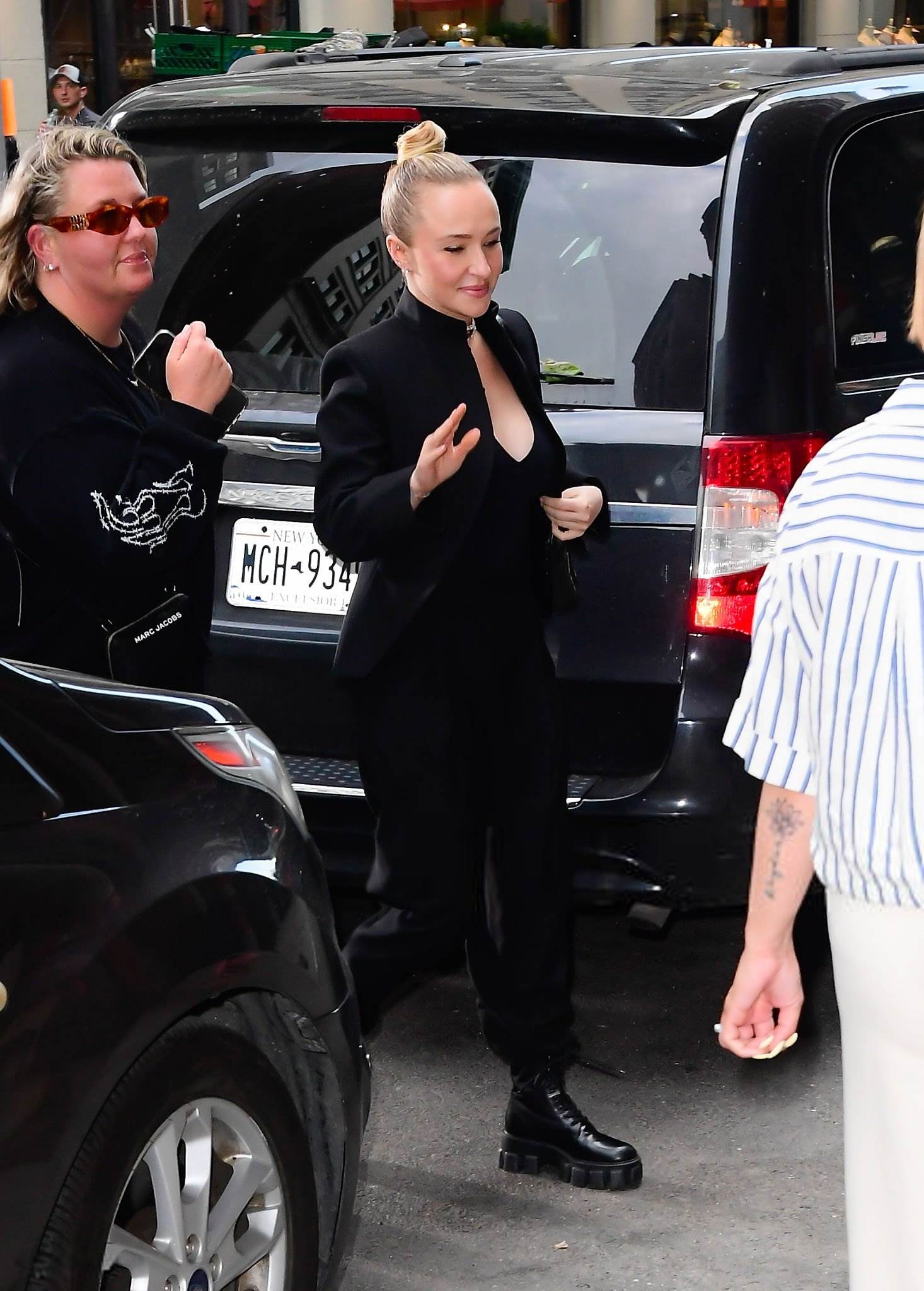 haydenpanettieresource_arrivingbooksigning_281829.jpg