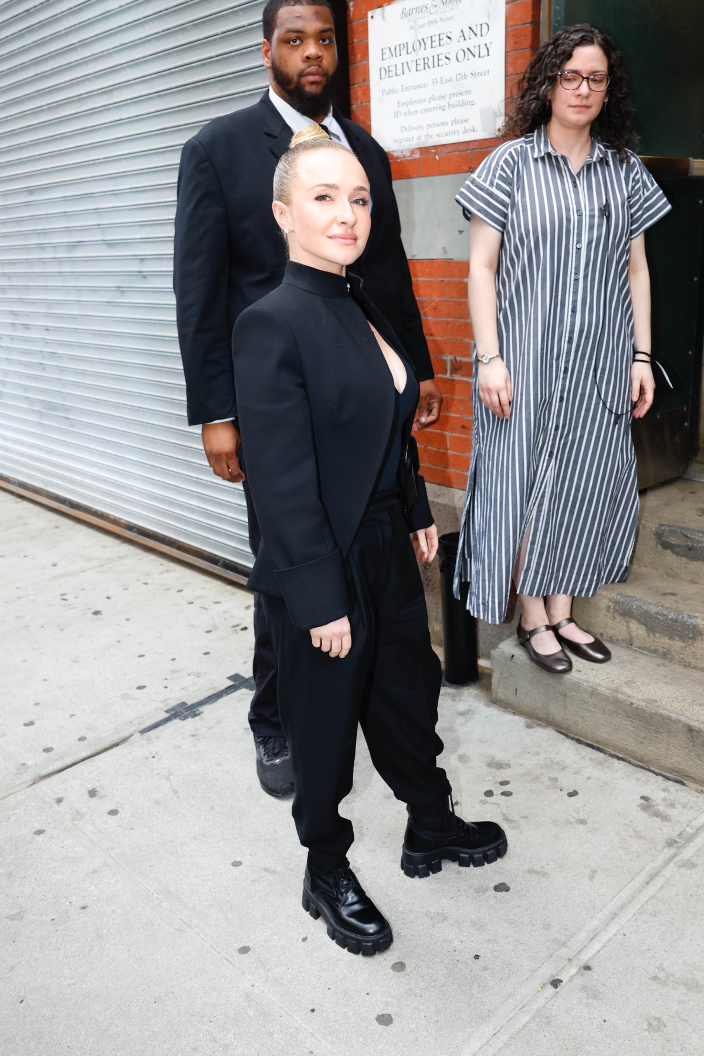 haydenpanettieresource_arrivingbooksigning_282329.jpg