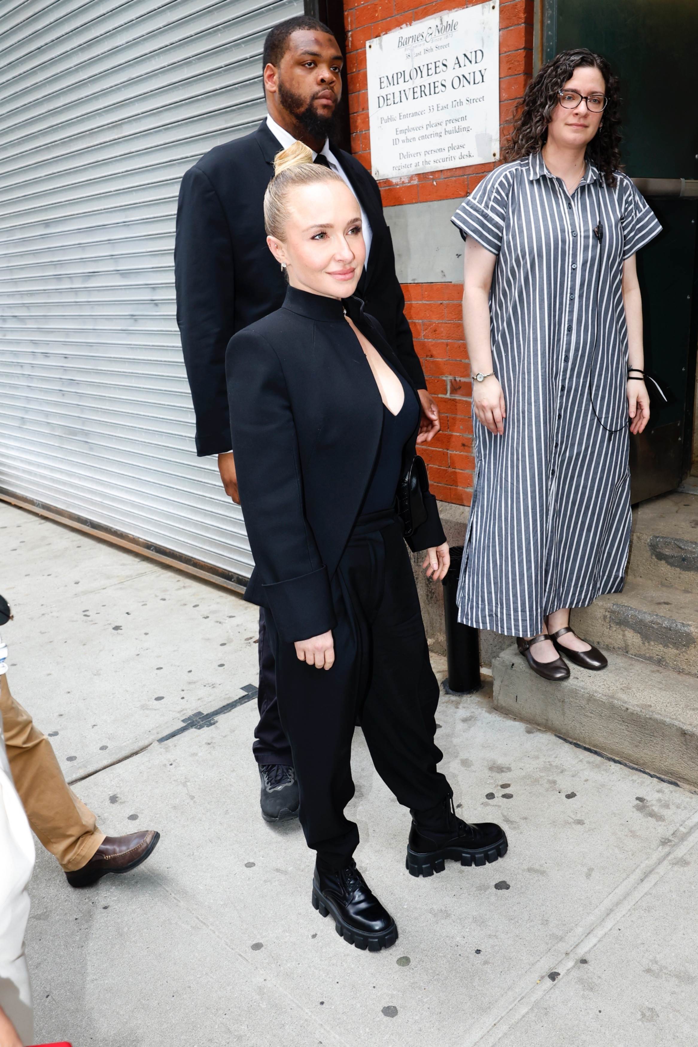 haydenpanettieresource_arrivingbooksigning_282529.jpg