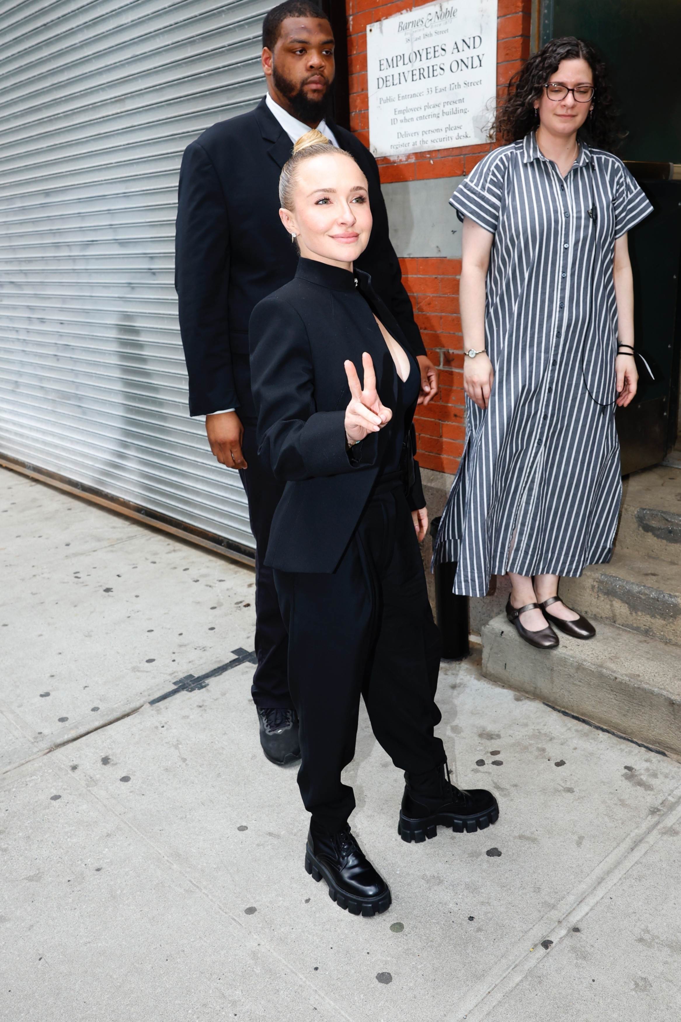 haydenpanettieresource_arrivingbooksigning_282829.jpg