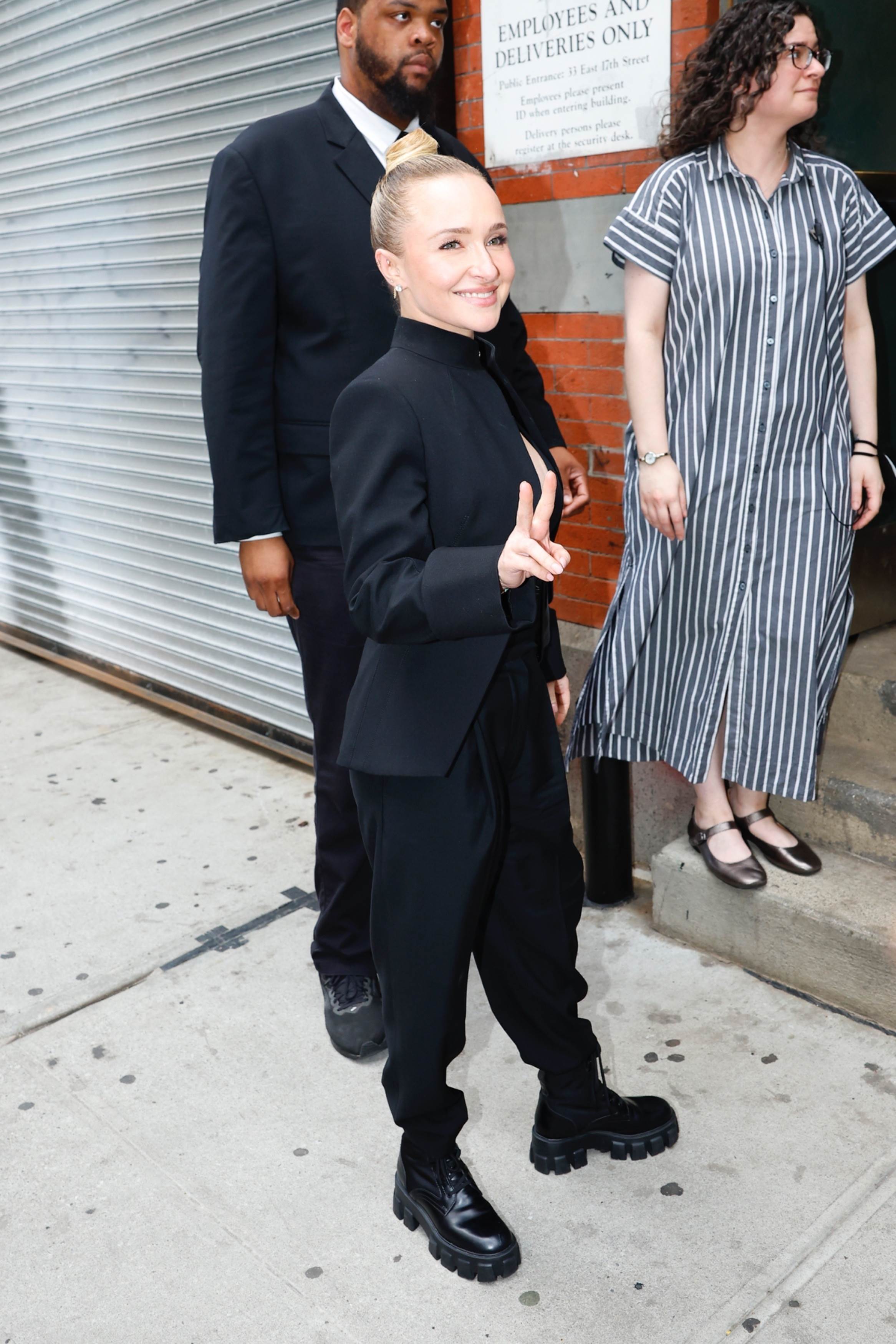 haydenpanettieresource_arrivingbooksigning_283129.jpg