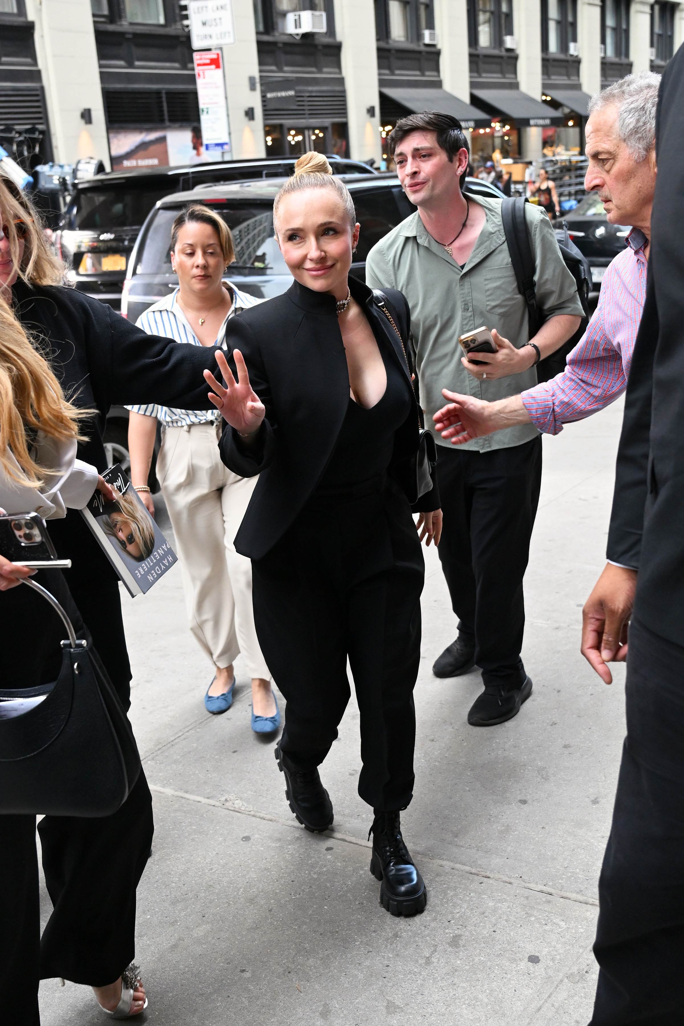 haydenpanettieresource_arrivingbooksigning_284129.jpg