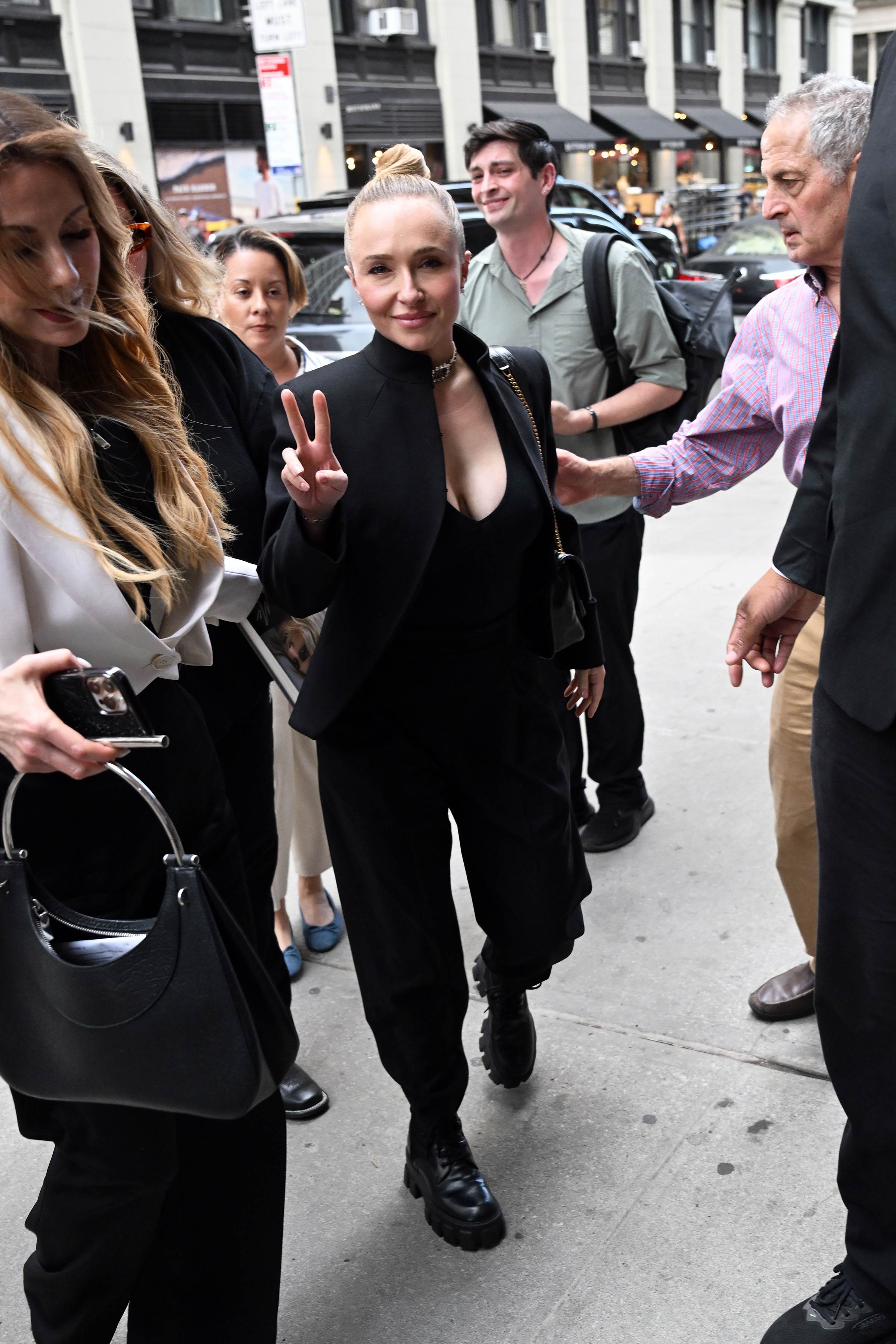 haydenpanettieresource_arrivingbooksigning_284429.jpg