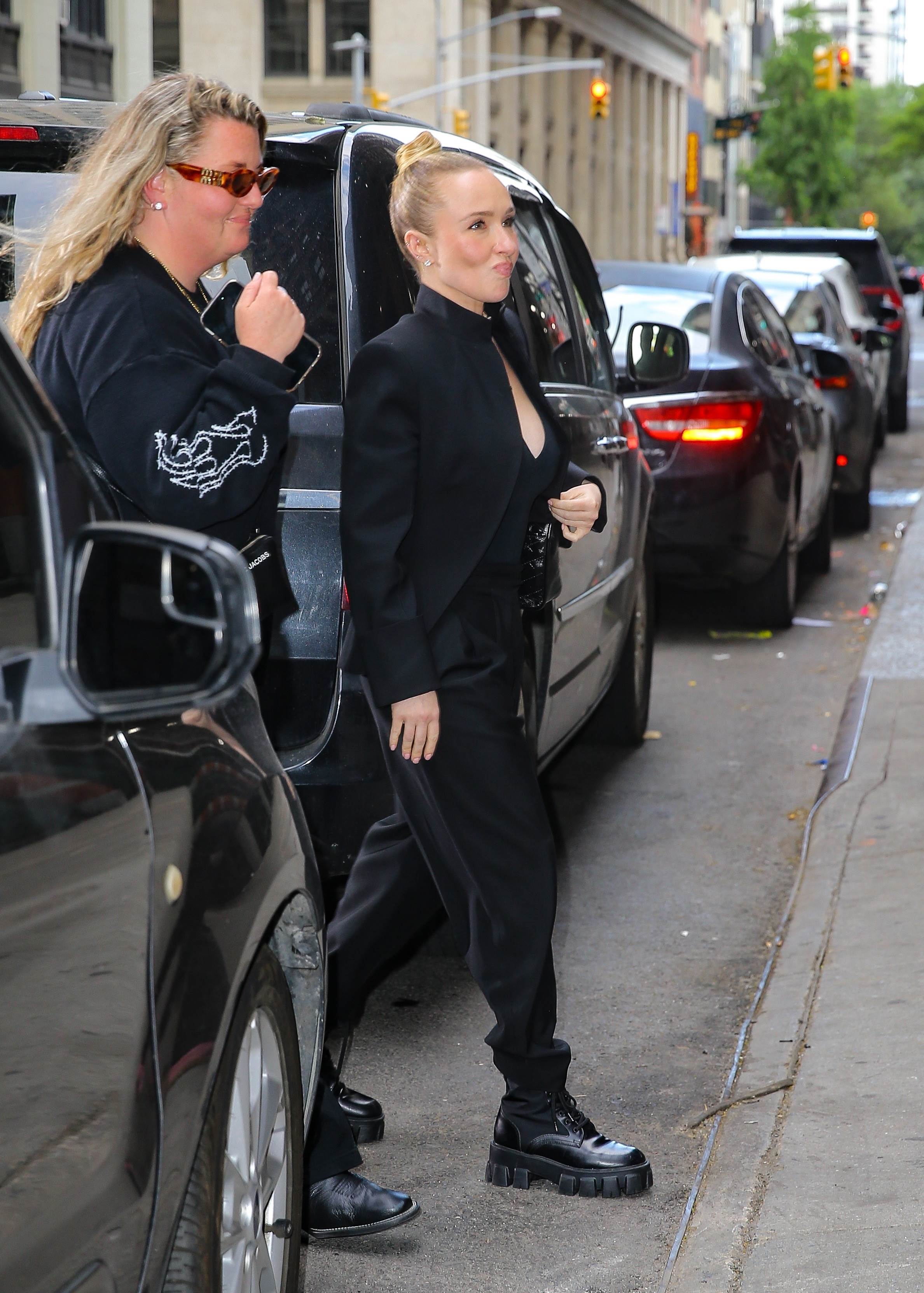 haydenpanettieresource_arrivingbooksigning_284629.jpg