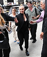 Filename=haydenpanettieresource_arrivingbooksigning_284129.jpg
Filesize=808KiB
Dimensions=2400x3600
Date added=May 24, 2026 haydenpanettieresource_arrivingbooksigning_284129.jpg