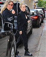 haydenpanettieresource_arrivingbooksigning_284629.jpg