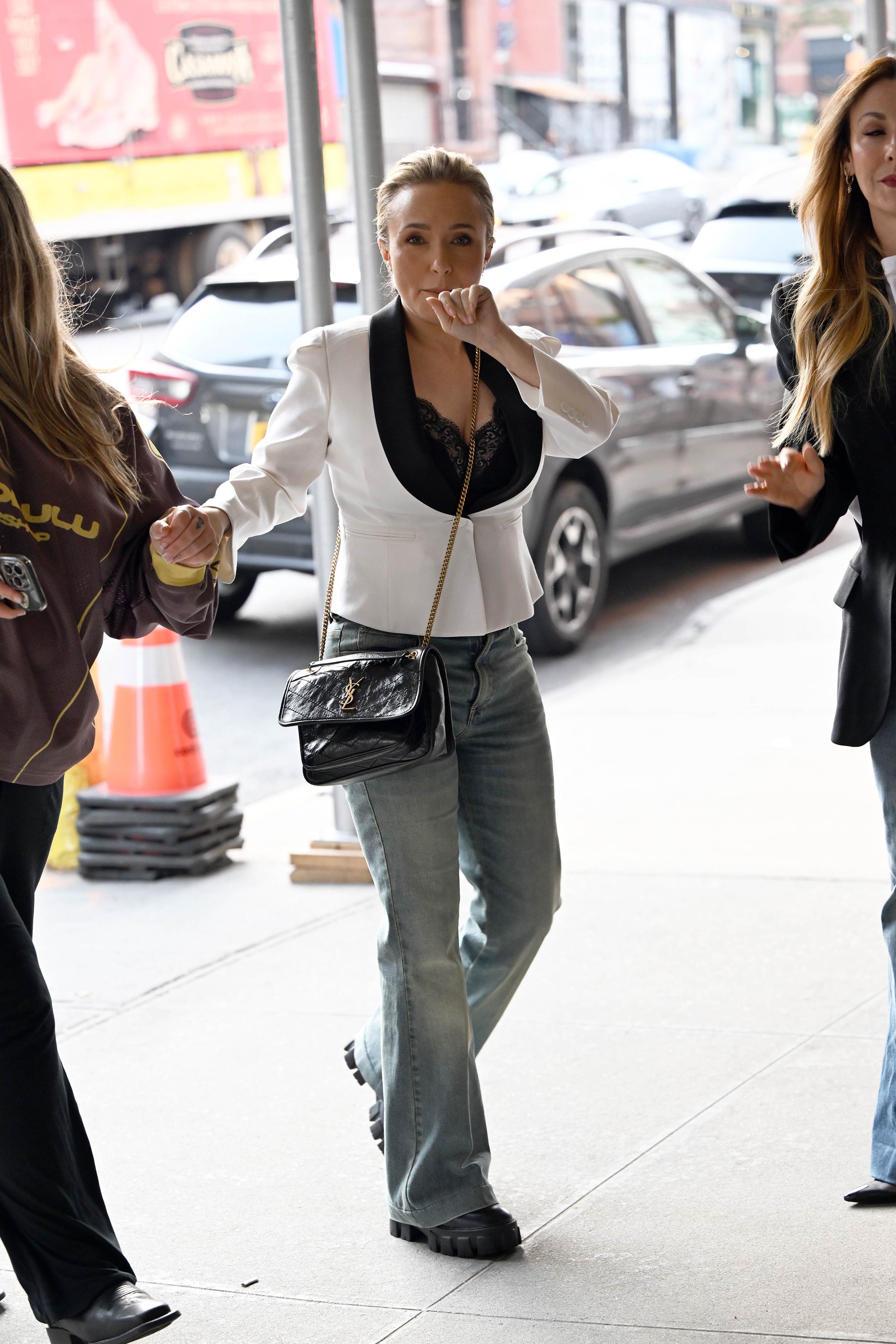 haydenpanettieresource_cbsmorning_outside_28729.jpg