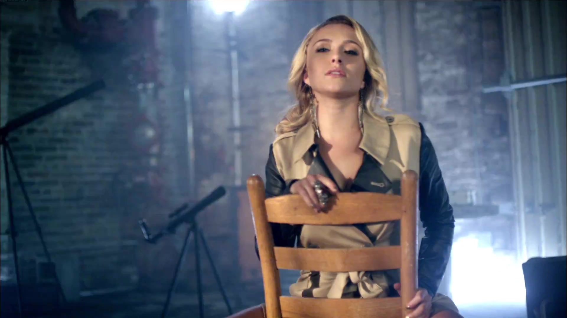 HaydenPanettiere_Telescope_MusicVideo_039.jpg
