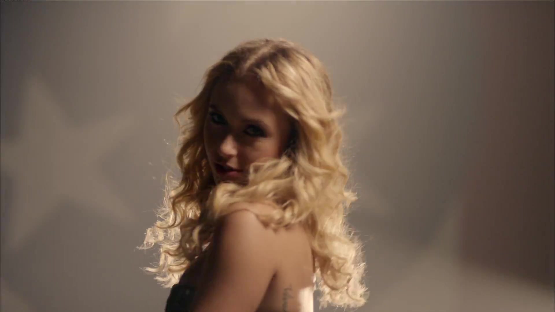 HaydenPanettiere_Telescope_MusicVideo_109.jpg